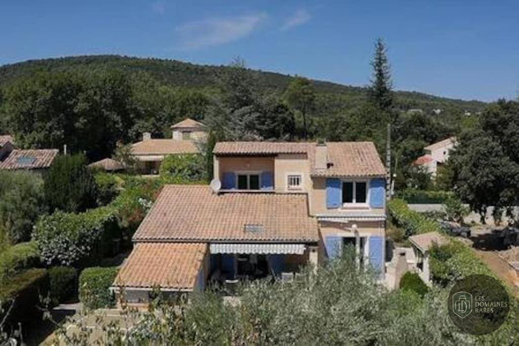 Vue extérieure de l'hôtel La Maison Bleue à Artas en Auvergne-Rhône-Alpes