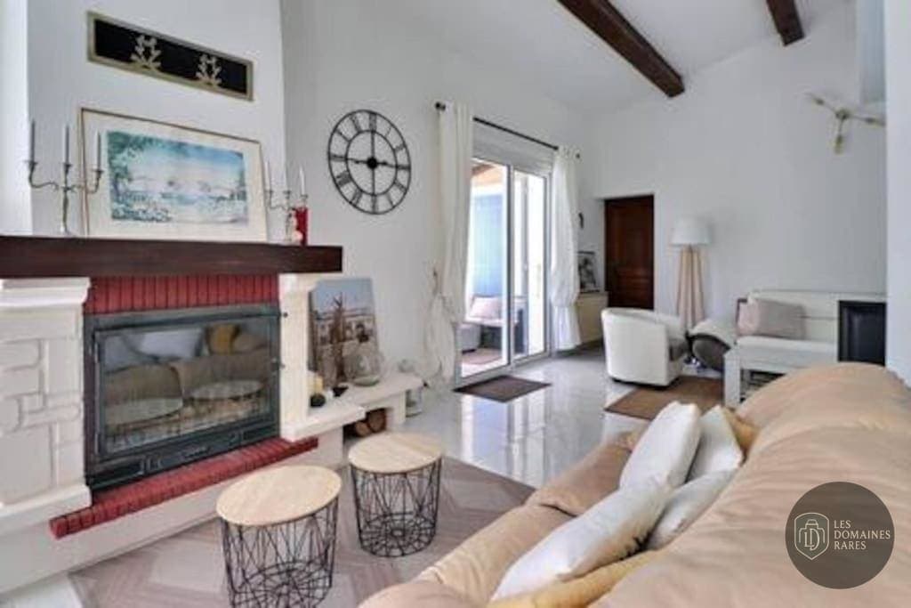 Vue extérieure de l'hôtel La Maison Bleue à Artas en Auvergne-Rhône-Alpes