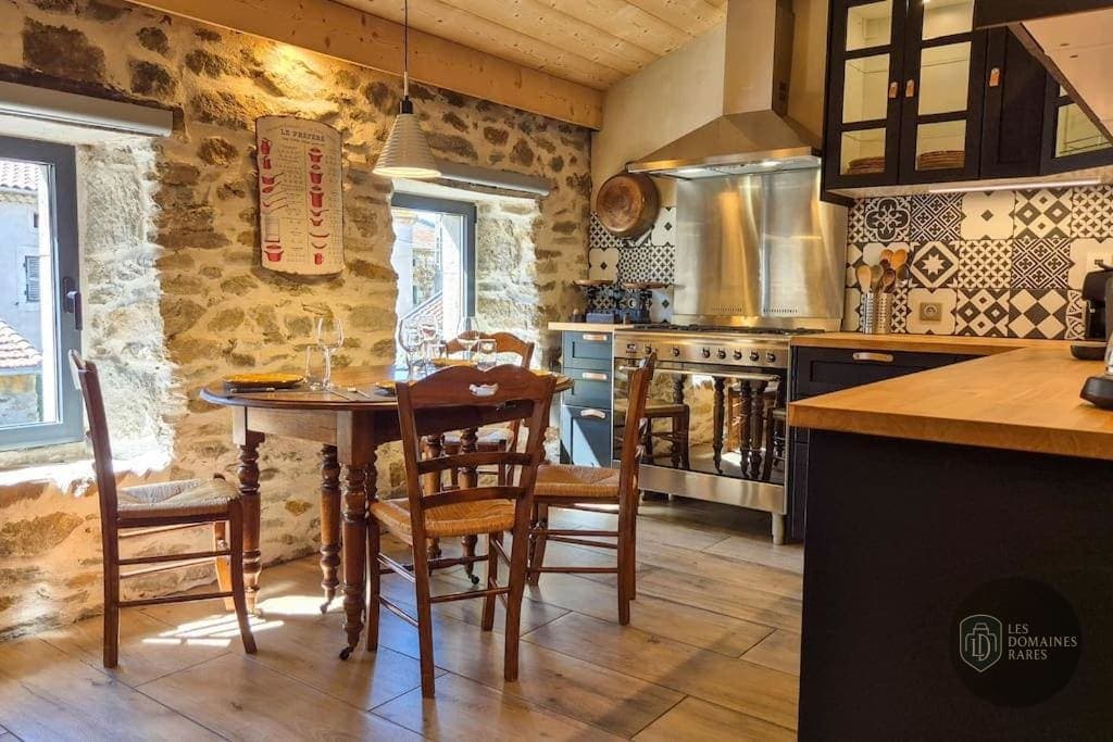 Vue extérieure du salle de réception La Maison de Pierre à Vénès en Occitanie