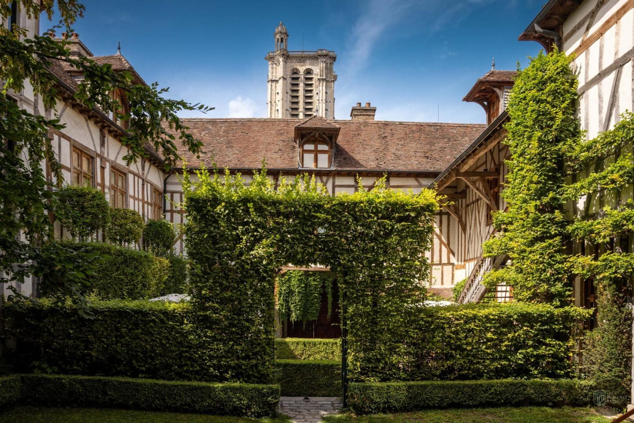 Vue extérieure de l'hôtel La Maison de Rhodes à Troyes en Grand Est