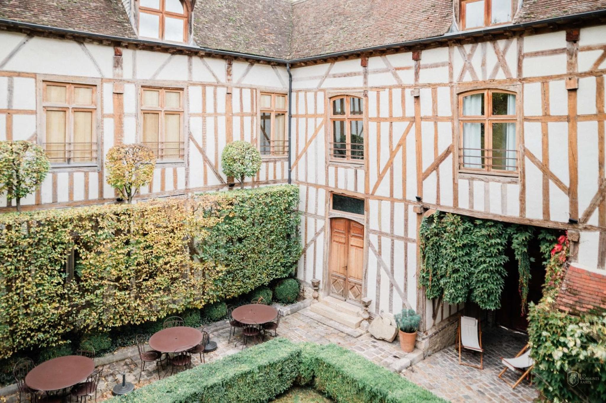 Vue extérieure de l'hôtel La Maison de Rhodes à Troyes en Grand Est