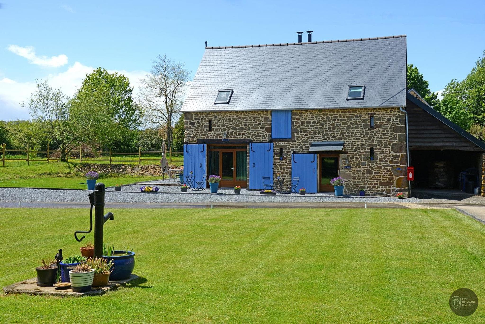 Vue extérieure de l'hôtel La Martinière en Auvergne-Rhône-Alpes