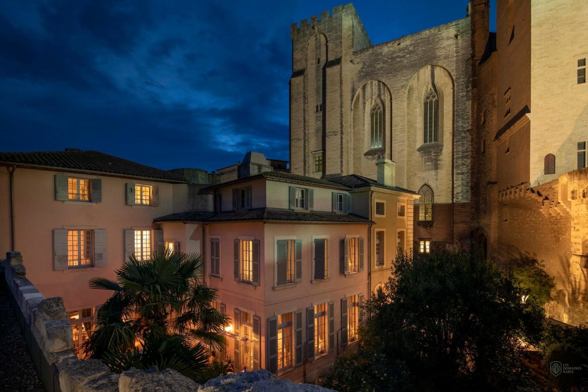 Vue extérieure de l'hôtel La Mirande en Provence-Alpes-Côte d'Azur