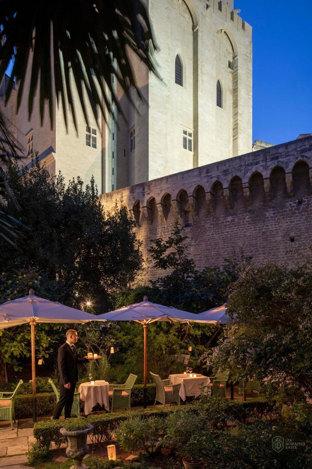 Vue extérieure de l'hôtel La Mirande en Provence-Alpes-Côte d'Azur