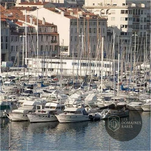 Vue extérieure du restaurant La Nautique à Marseille en Provence-Alpes-Côte d'Azur