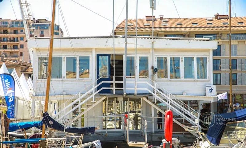 Vue extérieure du restaurant La Nautique à Marseille en Provence-Alpes-Côte d'Azur