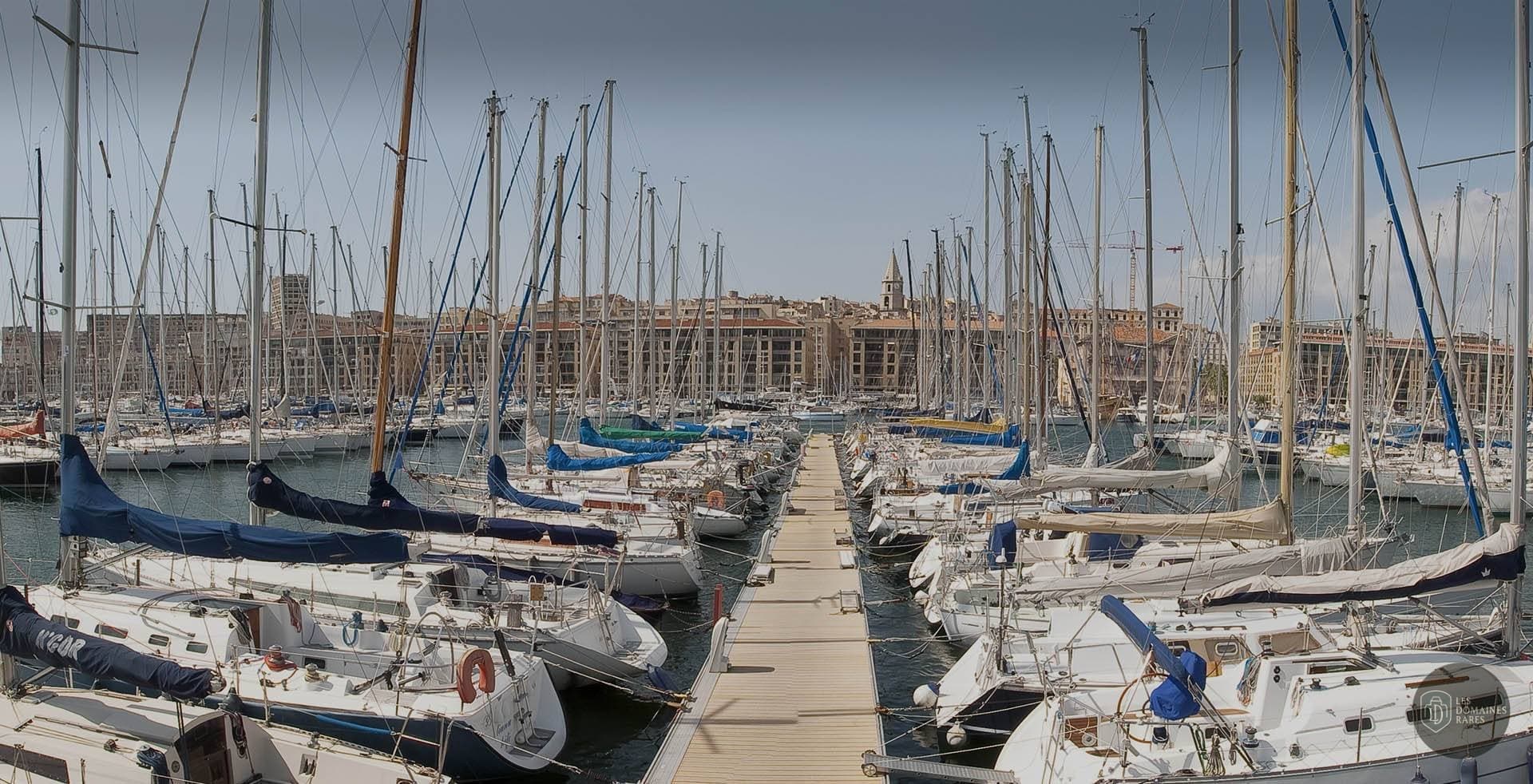 Vue extérieure du restaurant La Nautique à Marseille en Provence-Alpes-Côte d'Azur
