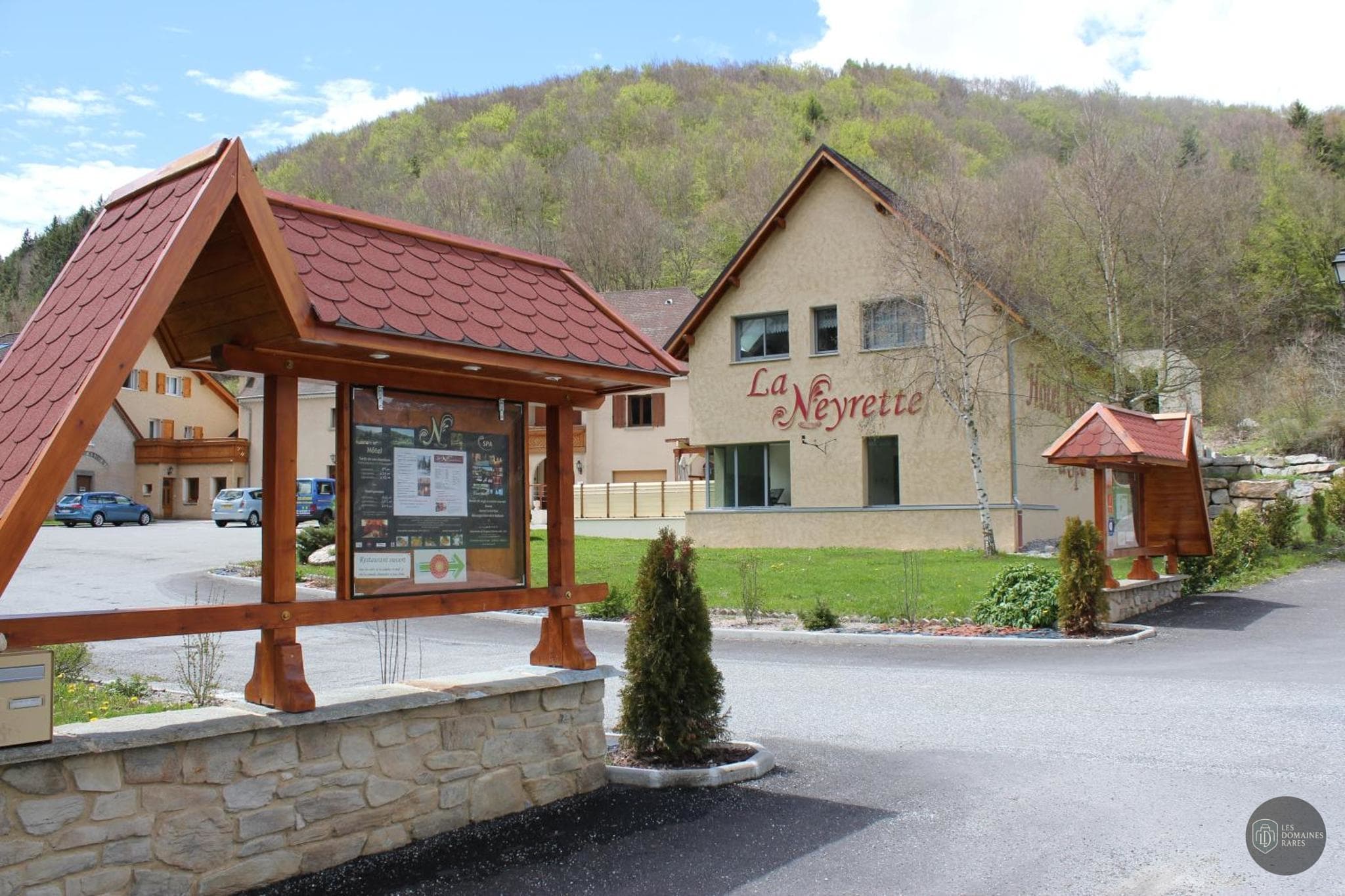 Vue extérieure de l'hôtel La Neyrette en Provence-Alpes-Côte d'Azur