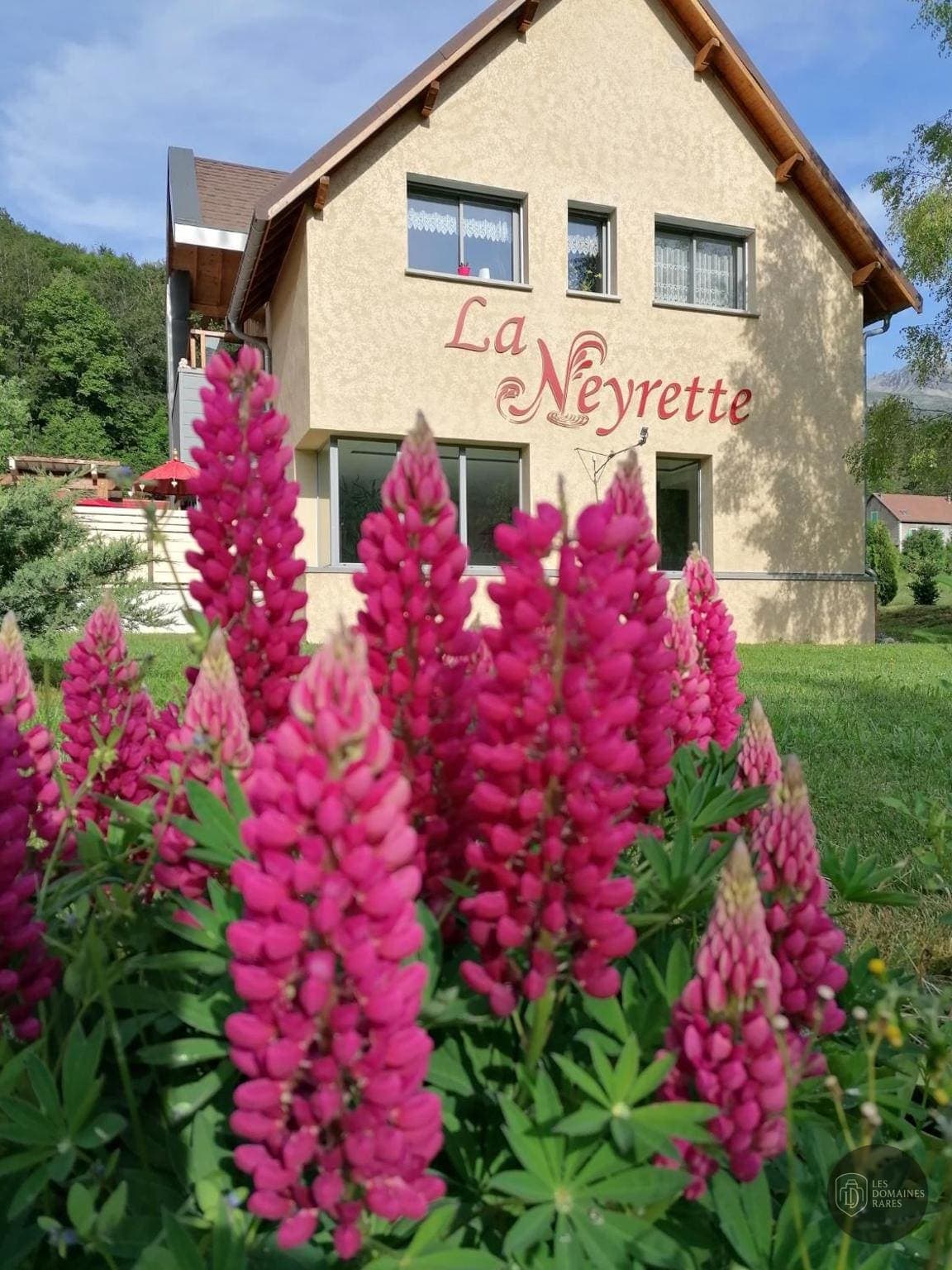 Vue extérieure de l'hôtel La Neyrette en Provence-Alpes-Côte d'Azur