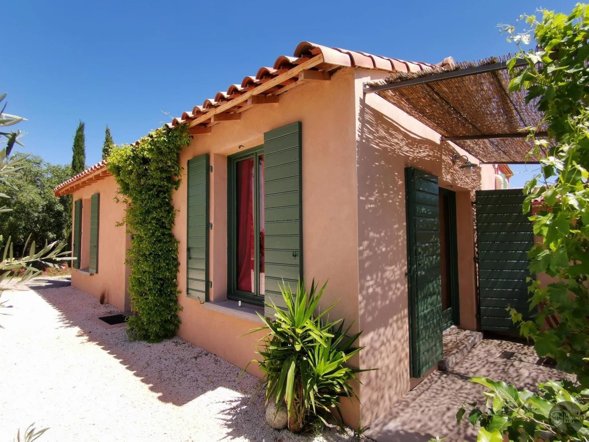 Vue extérieure de l'hôtel La Palombe à Octon en Occitanie