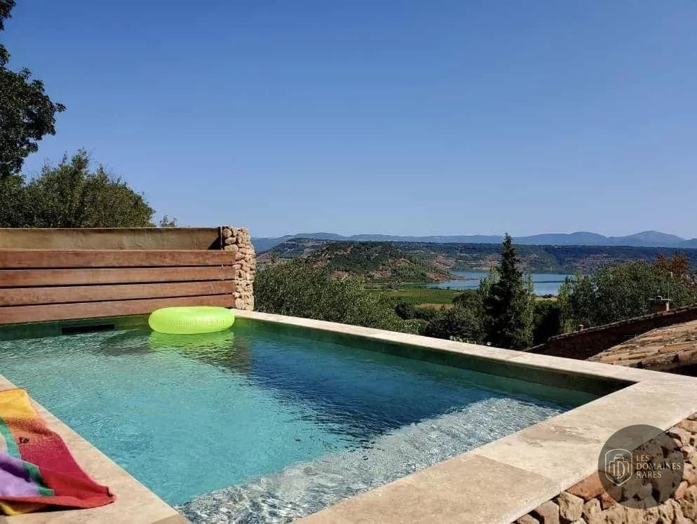 Vue extérieure de l'hôtel La Palombe à Octon en Occitanie