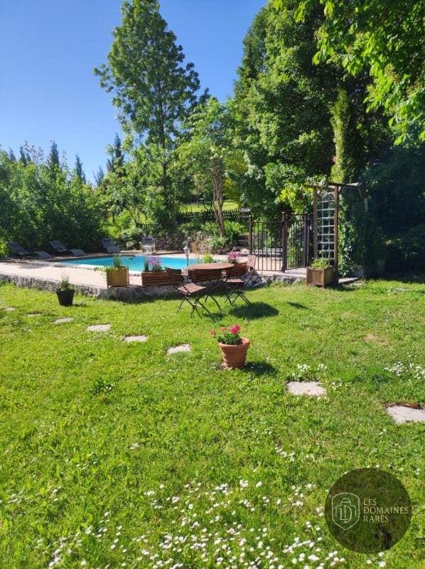 Vue extérieure de l'hôtel La Pastorale à La en Provence-Alpes-Côte d'Azur