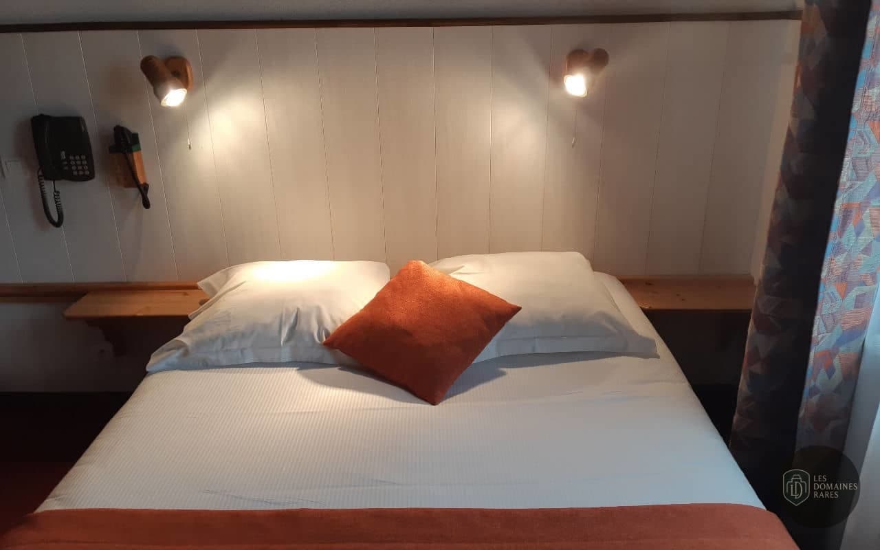 Chambre de l'hôtel La Petite Chaumière à Gex en Auvergne-Rhône-Alpes - séminaire mijoux