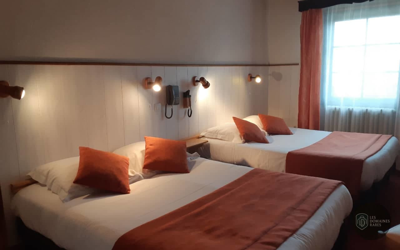 Chambre de l'hôtel La Petite Chaumière à Gex en Auvergne-Rhône-Alpes