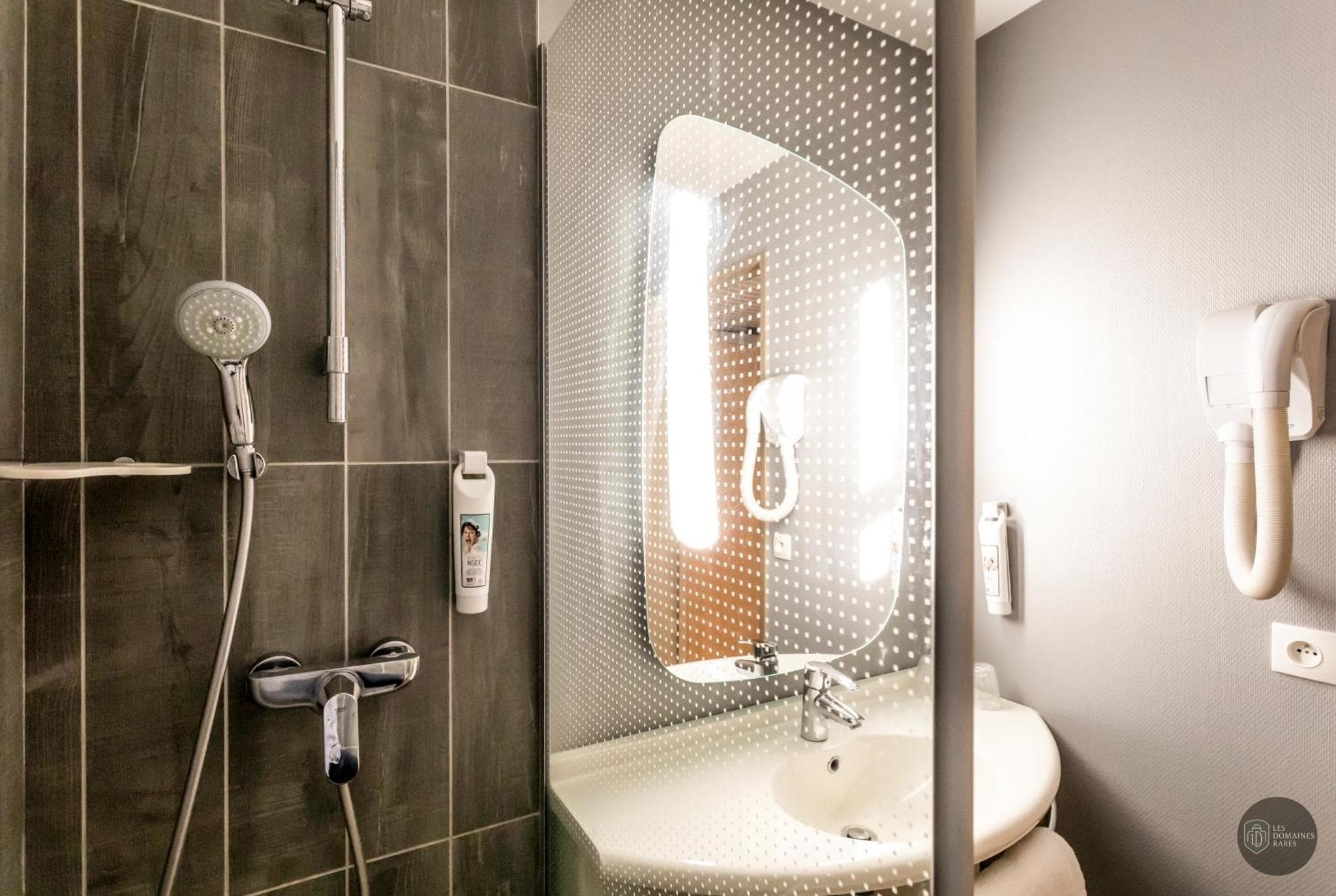 Salle de bain du lieu La Petite France à Crillon en Hauts-de-France