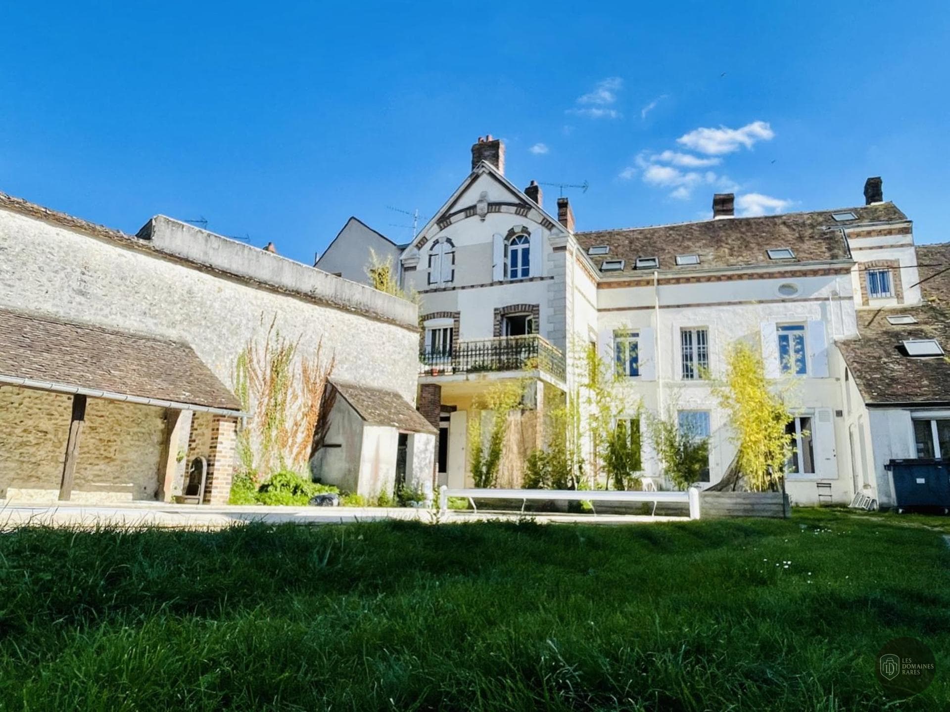 Vue extérieure de l'auberge La Poule Noire à Albon en Auvergne-Rhône-Alpes