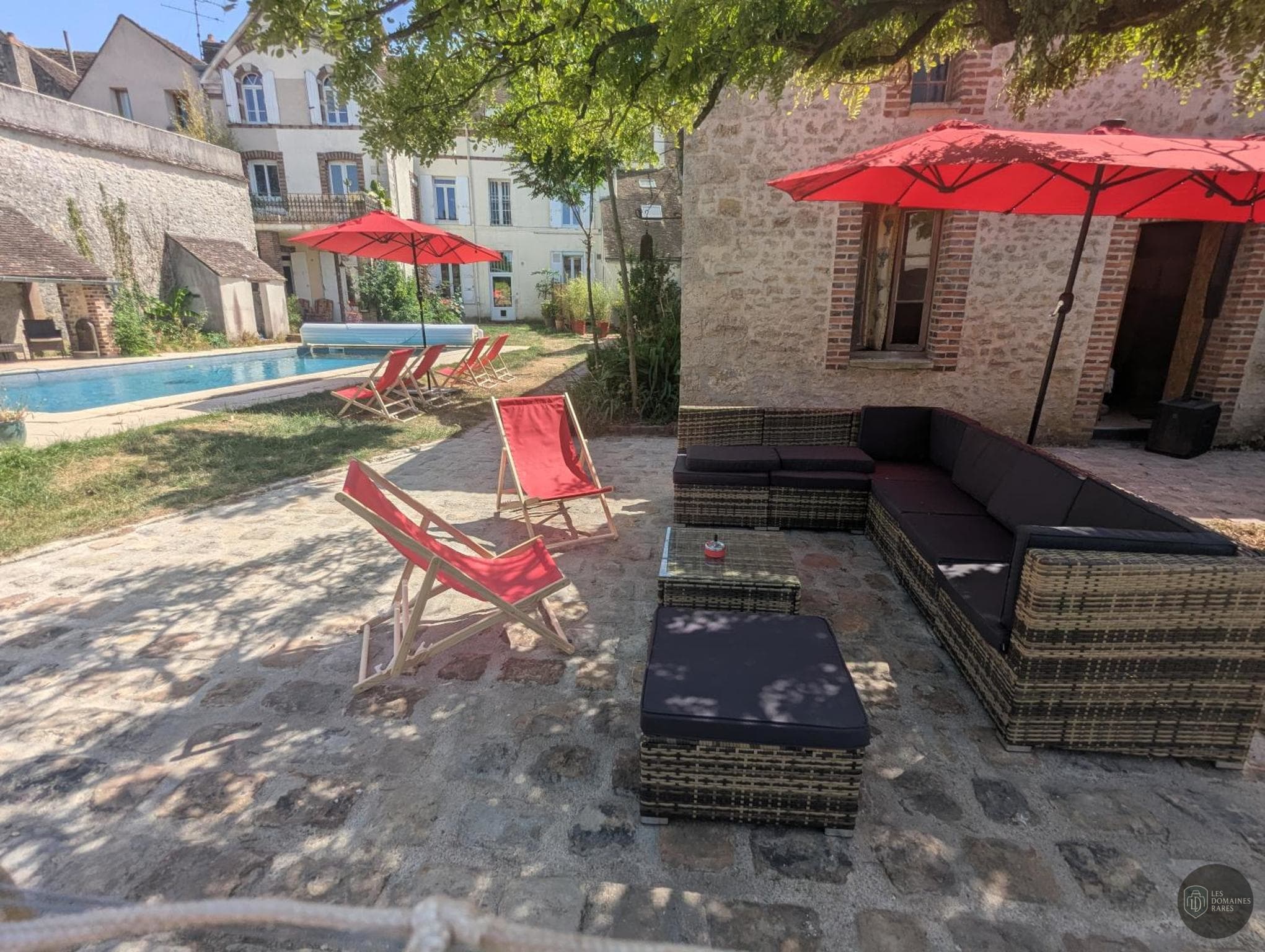 Vue extérieure de l'auberge La Poule Noire à Albon en Auvergne-Rhône-Alpes