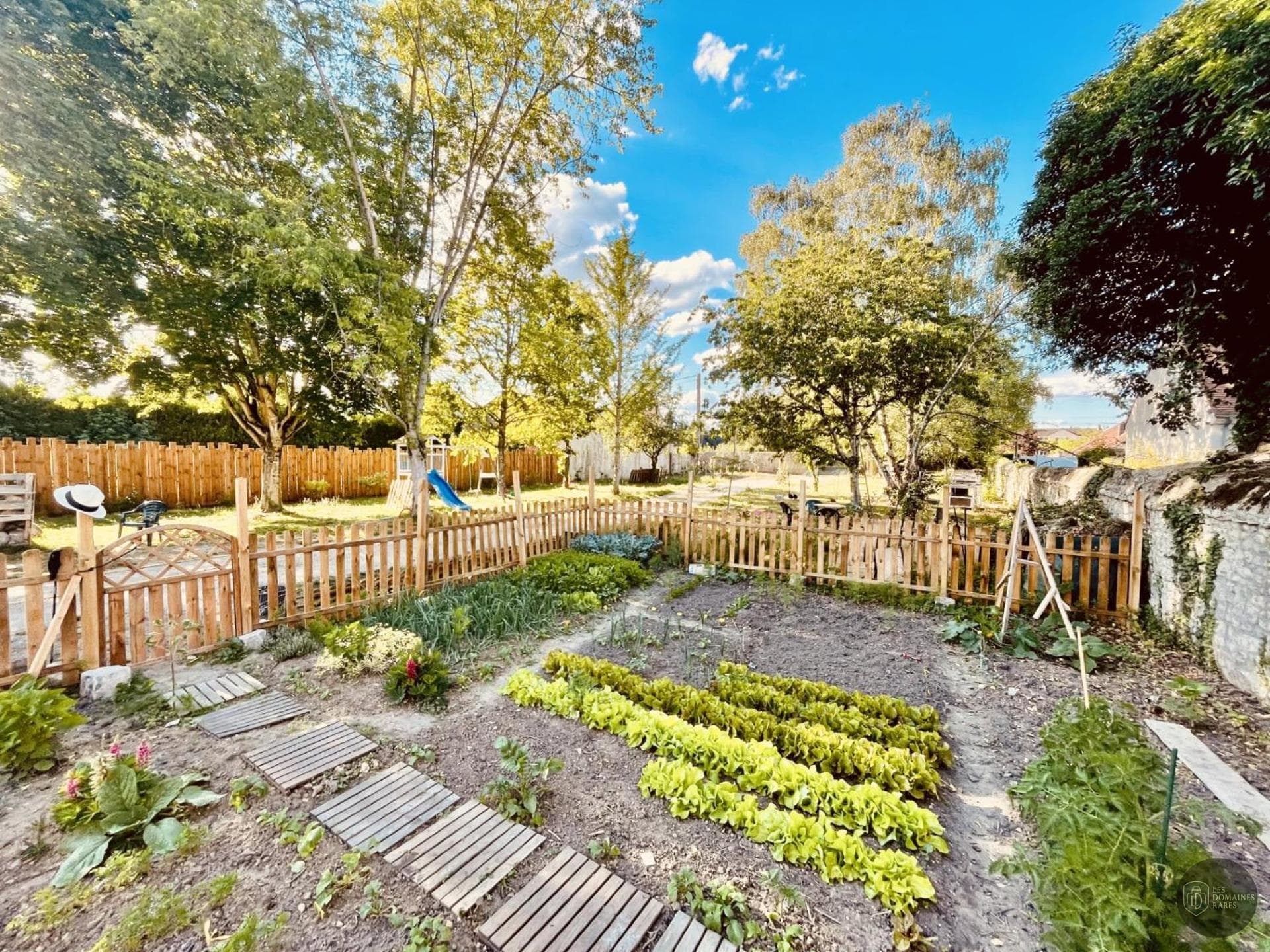 Vue extérieure de l'auberge La Poule Noire à Albon en Auvergne-Rhône-Alpes