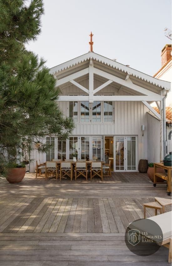 Terrasse extérieure avec table et chaises