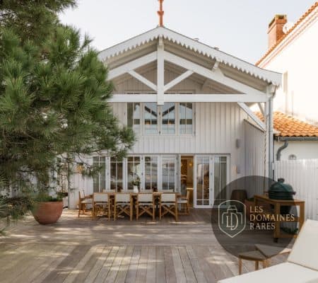 Terrasse extérieure avec salle à manger