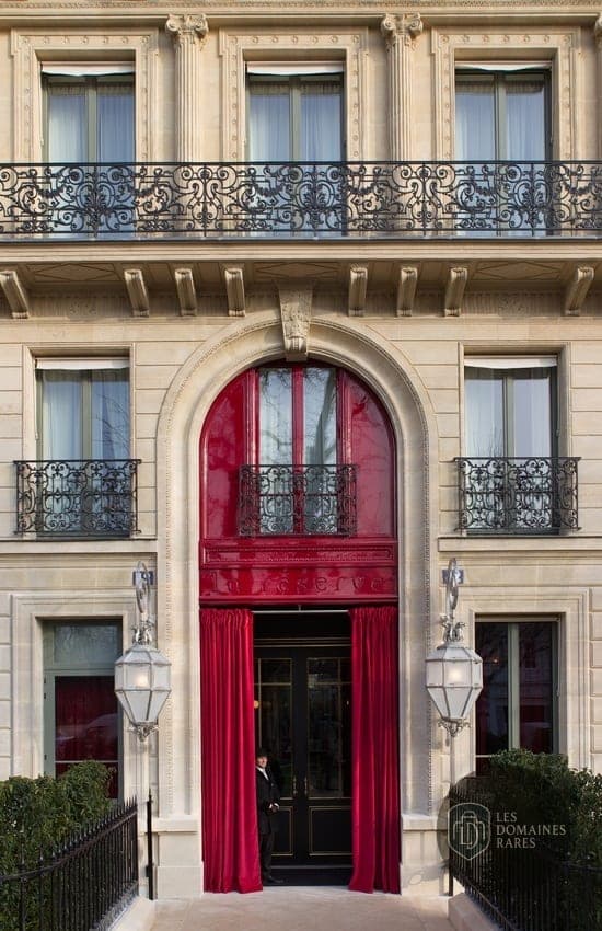 Façade de l'hôtel La Réserve, entrée