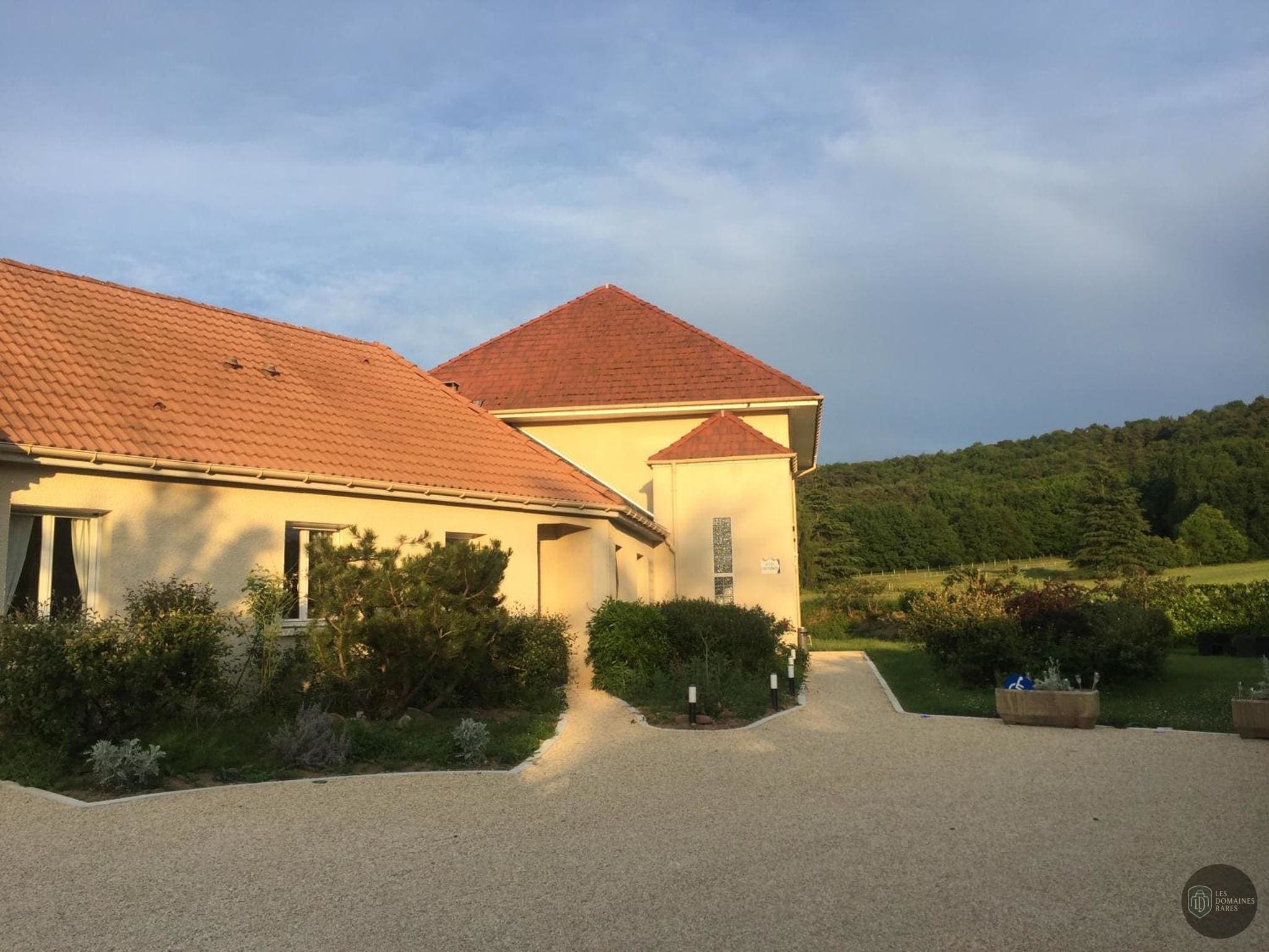 Vue extérieure du lieu La Raimbaudière à Courbeveille en Pays de la Loire