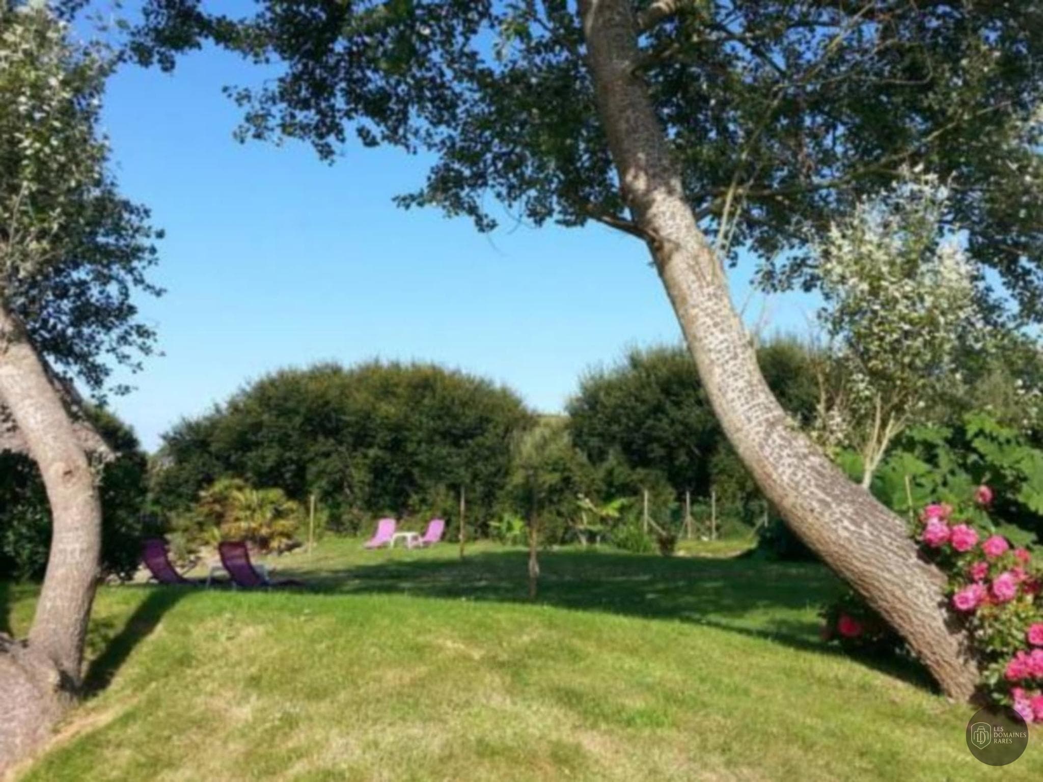 Vue extérieure du lieu La Roche du Marais à La en Normandie