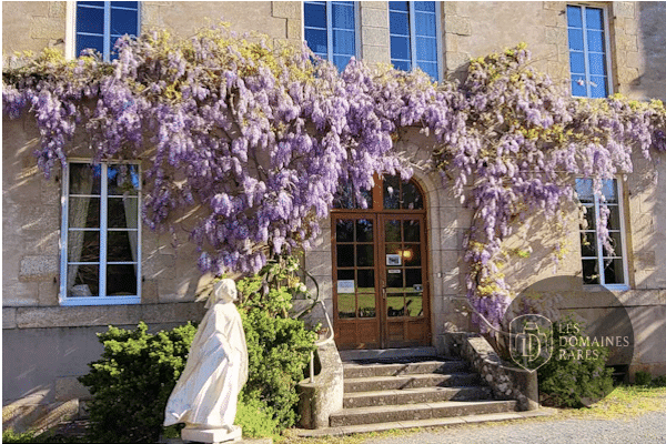 Vue extérieure du lieu La Roche du Theil en Bretagne