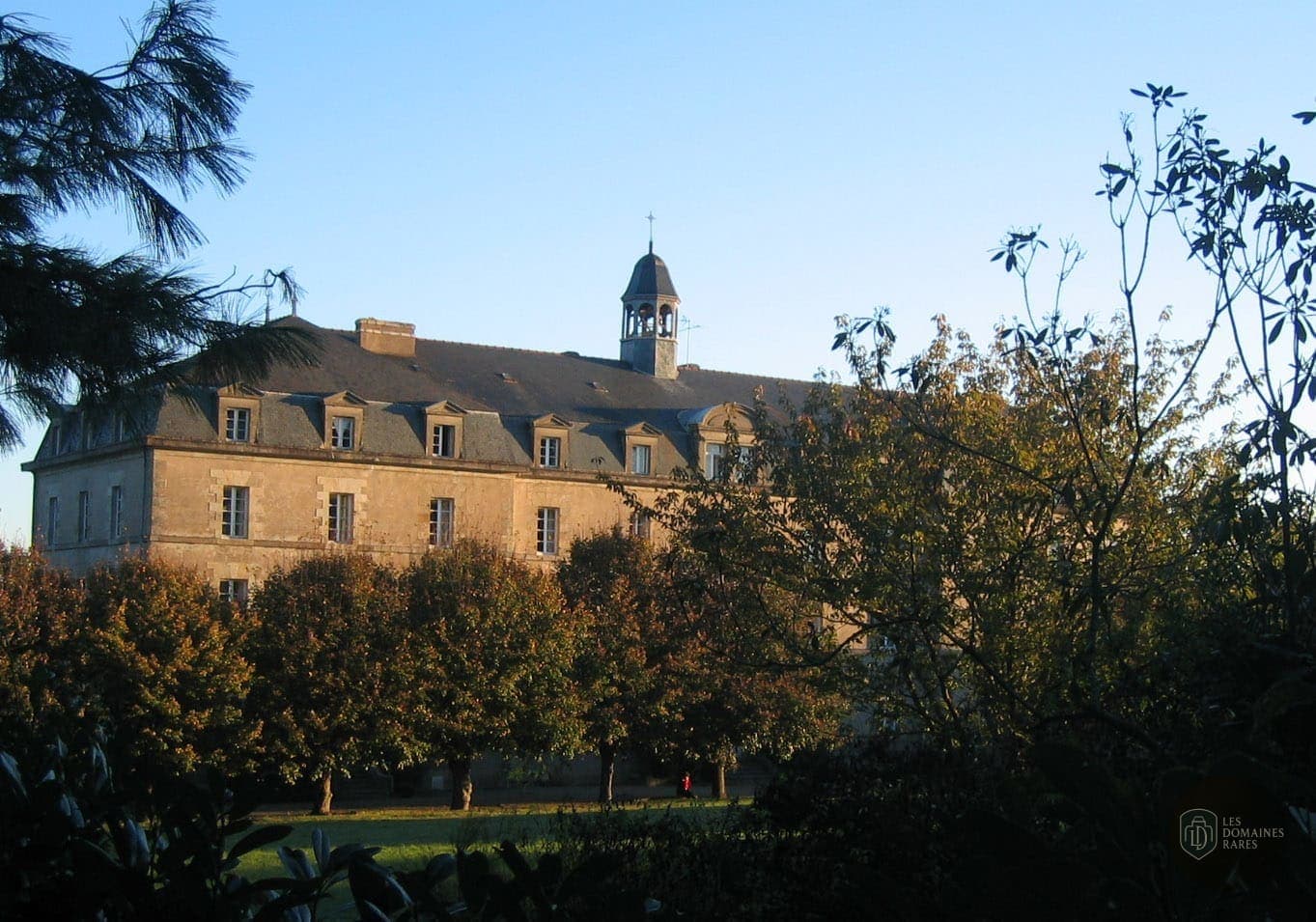 Vue extérieure du lieu La Roche du Theil en Bretagne