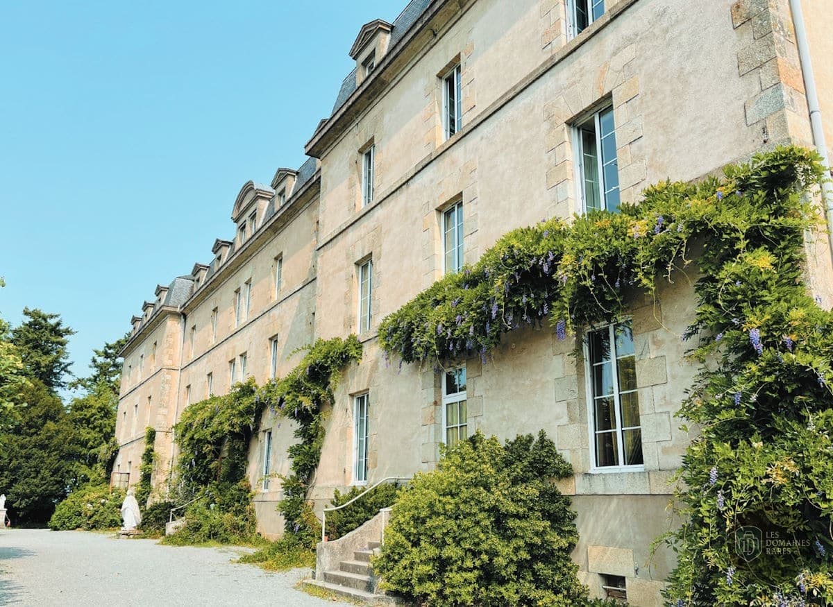 Vue extérieure du lieu La Roche du Theil en Bretagne