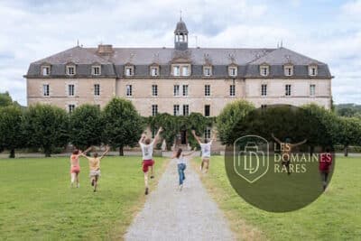 Vue extérieure du lieu La Roche du Theil en Bretagne