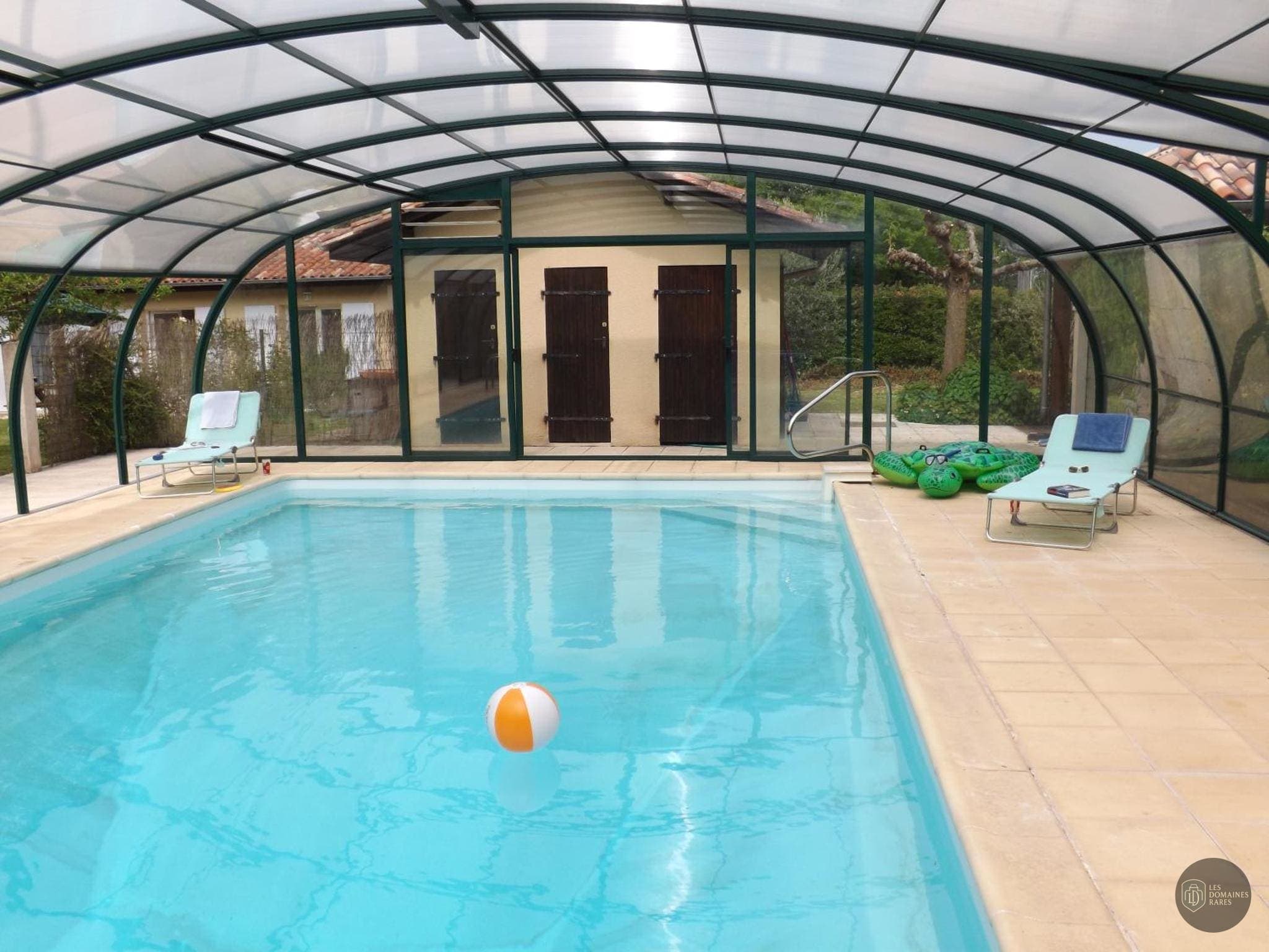 Piscine et activités du lieu La Sans Souci à Paris en Île-de-France