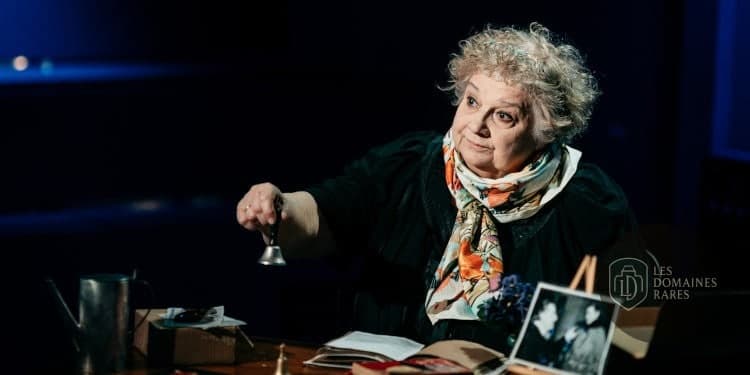 Femme sonnant une cloche à table