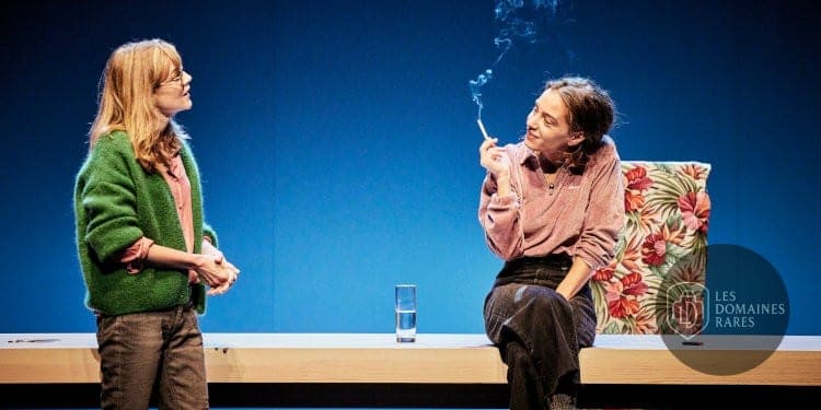 Deux femmes discutant sur scène