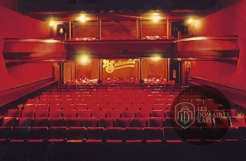 Intérieur de salle de spectacle rouge