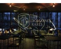 Restaurant avec tables et vue extérieure
