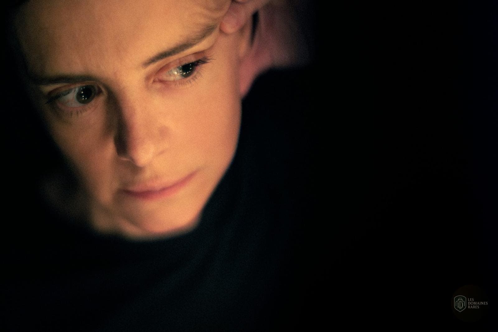 Portrait d'une femme, regard vers le haut