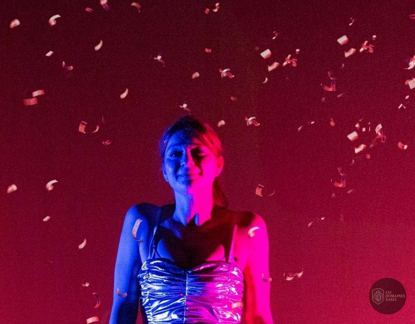Femme sous une pluie de confettis
