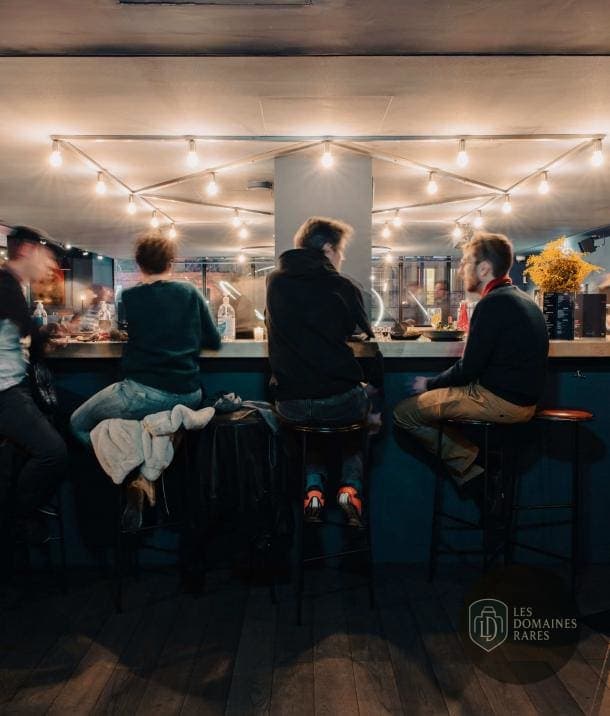 Bar animé avec clients attablés