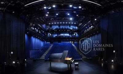 Salle de spectacle avec piano et gradins