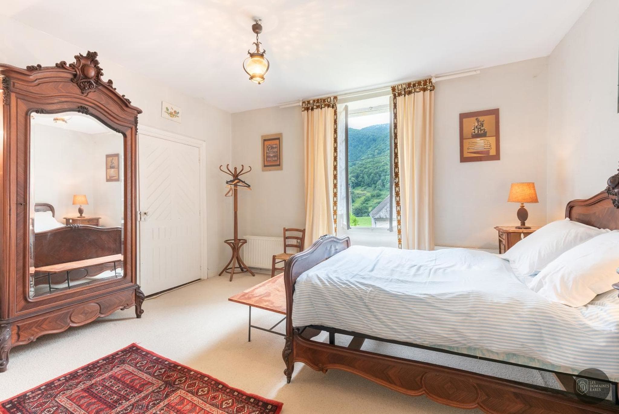 Chambre de l'hôtel La Serre à Paris en Île-de-France