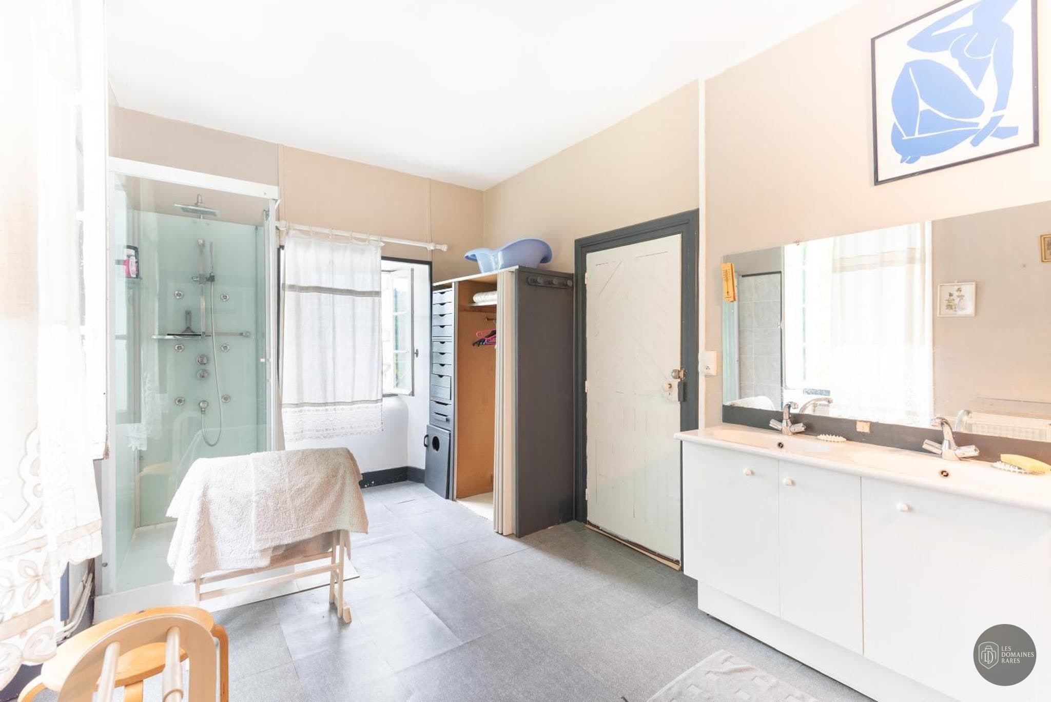 Salle de bain de l'hôtel La Serre à Paris en Île-de-France