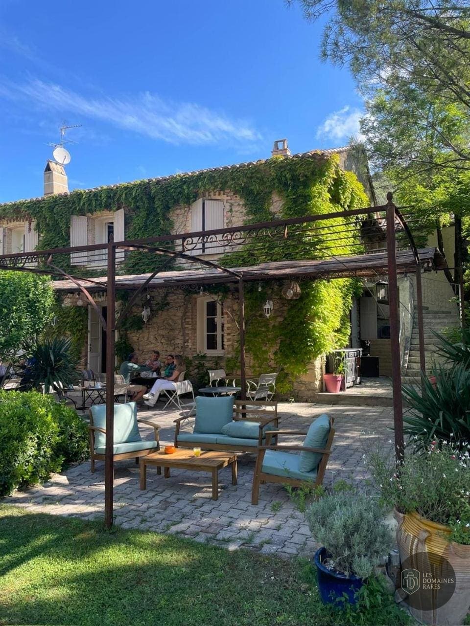 Vue extérieure du château La Sommellerie en Provence-Alpes-Côte d'Azur