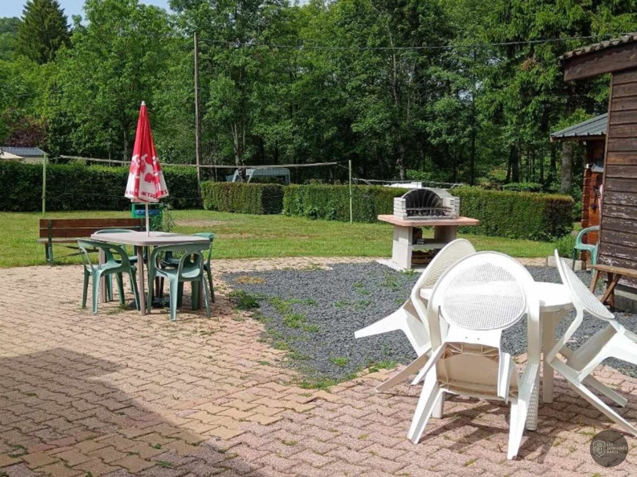Vue extérieure du château La Tour d'Oncin à Montagnieu en Auvergne-Rhône-Alpes