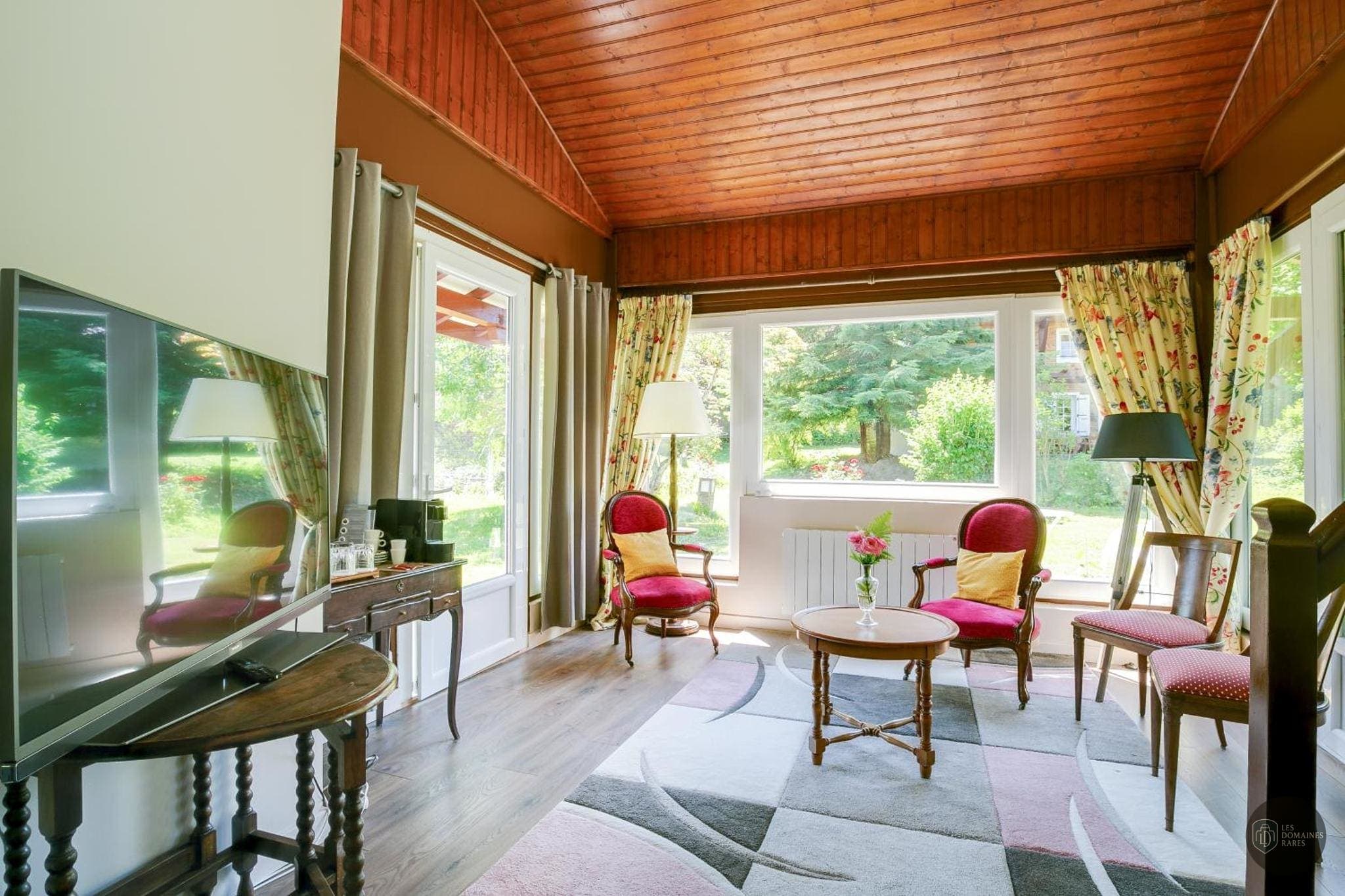 Espace intérieur de l'hôtel La Verniaz en Auvergne-Rhône-Alpes