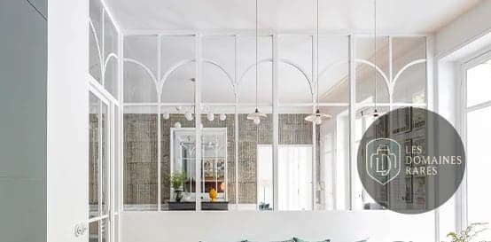 Verrière en bois et décoration intérieure