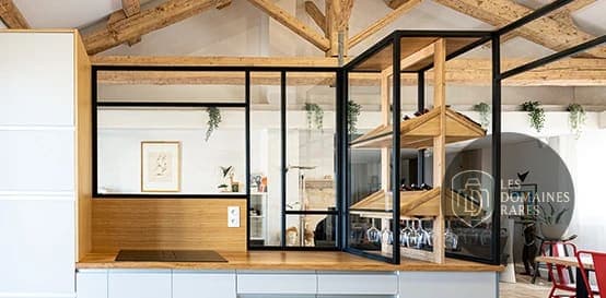 Verrière bois cintré et salon confortable
