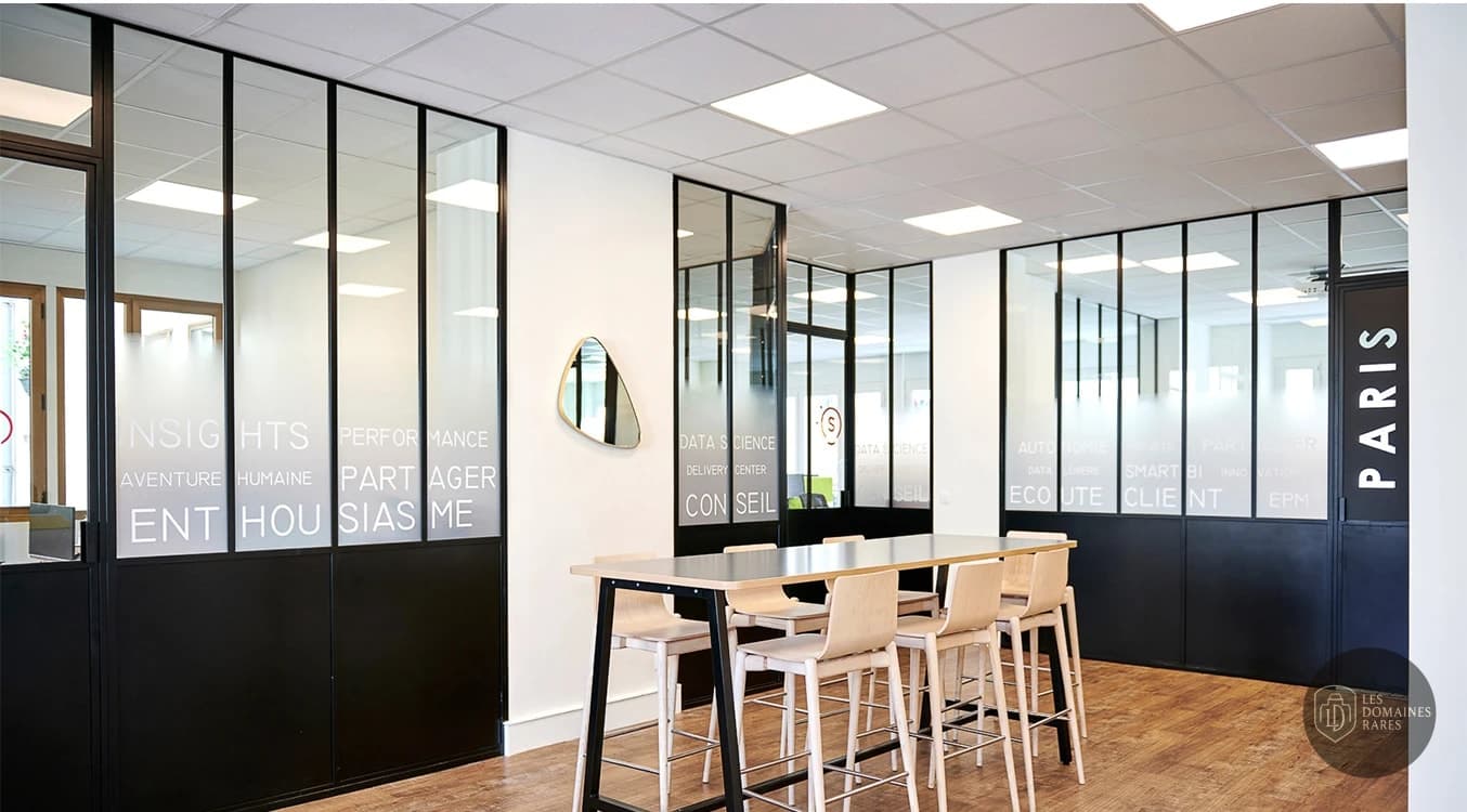Salle de réunion avec cloisons vitrées