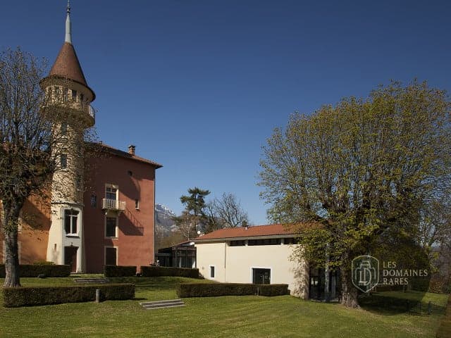 Vue extérieure du domaine La Veyrie à Bernin en Auvergne-Rhône-Alpes