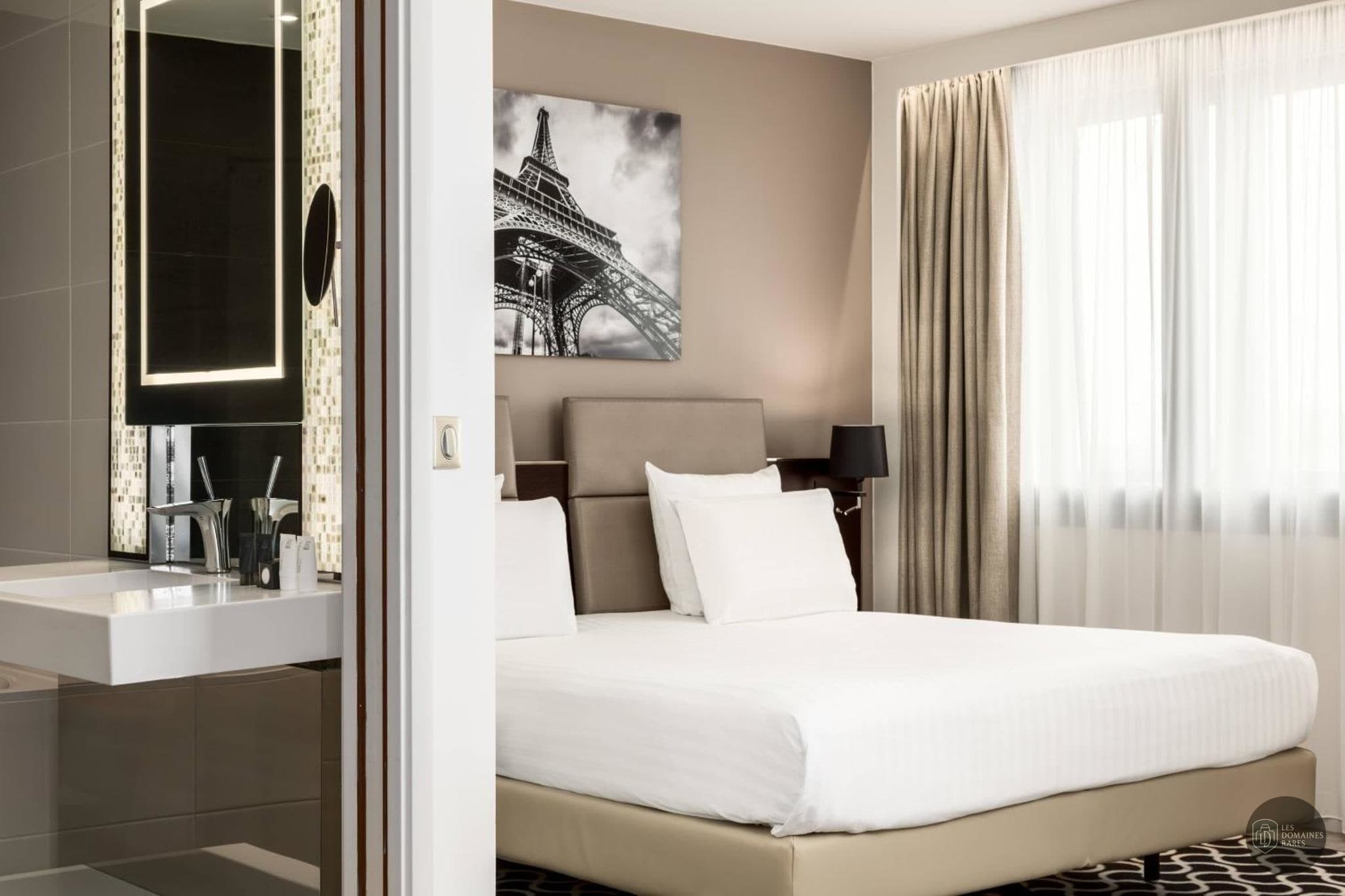 Vue extérieure de l'hôtel La Villa Maillot à Paris en Île-de-France